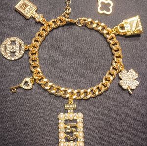 Fashion Jewelry Gold-Tone Charm Bracelet with Pearl & Crystal '5' Pendant